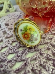 1975 Avon French Flowers Locket Ring • Goldtone • Hinged Poison Ring • Size 5