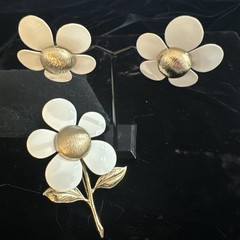 Vintage 1968 Sarah Coventry Flower Flattery White Gold Enamel Brooch w Earrings