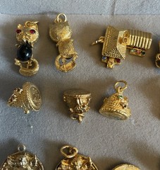 20 Pc Gold Tone VTG Charm/Pendants CAT WISHING WELL MANSION FISH BABY SHOES Etc