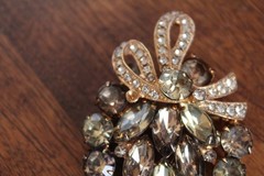 VINTAGE SIGNED EISENBERG ICE SMOKEY GRAY RHINESTONE BROOCH WITH BOW