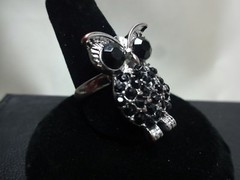 VINTAGE METAL ALLOY OWL RING W/ FACETTED BLACK ONYX LIKE EYES AND CLUSTER BODY