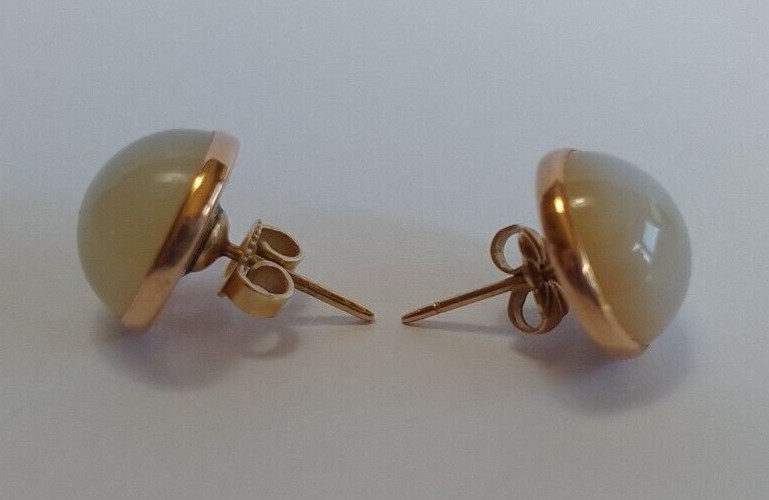 VINTAGE 14K GOLD WHITE JADE CABOCHON STUD EARRINGS