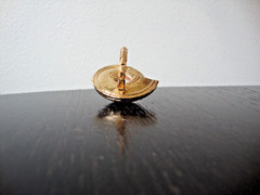 VTG HANDMADE NATURAL LACQUERED SEASHELL GOLD PLATED HINGED DRESS/SCARF CLIP