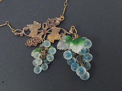 Vintage Kingston NY Blue Glass Grapes Gold tone Collar Necklace 15″