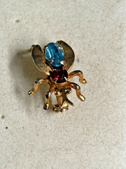 17mm TINY gold tone FLY INSECT Flying BUG Pin Brooch Lapel Blue Red RHINESTONE