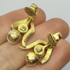 Vtg White Enamel Lucite Flower Climber Goldtone Earrings Clip-on