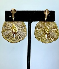 Vintage Sand Dollar Gold Clip On Earrings Textured Coastal Grandma Beachcore EUC
