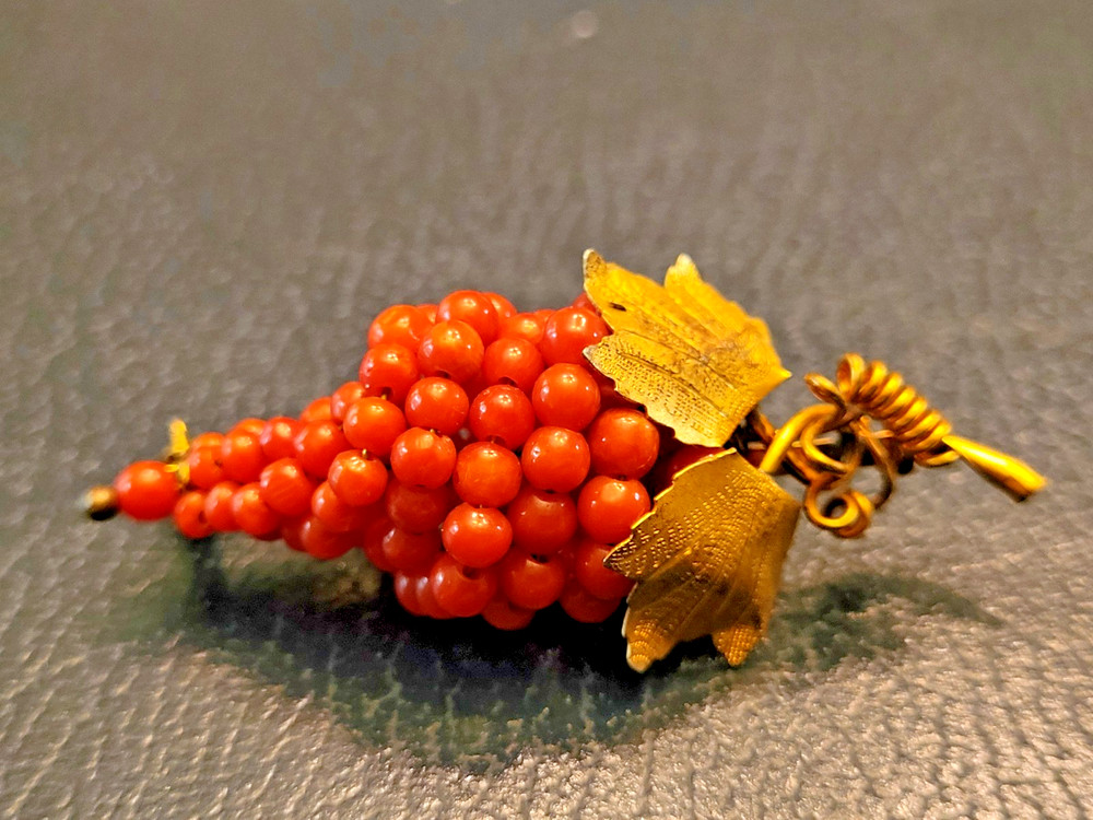 ANTIQUE VICTORIAN CORAL GRAPE BUNCH BROOCH-GILDED 800-FRUIT