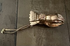 Vintage Hands Sweater Clip, 1940’s 1950’s Glove Clip/Scarf Clip – Rose Gold Tone