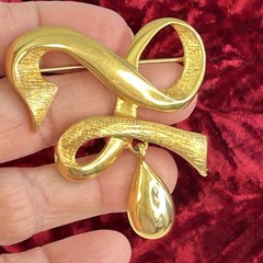 Vtg CASUAL CORNER Pin Brooch Signed Gold Tone Twisted Ribbon Articulated Drop