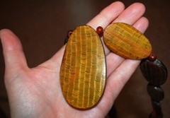 HAND CARVED COW HORN Vintage 25″ Necklace REVERSIBLE Golden Brown Oval Beads