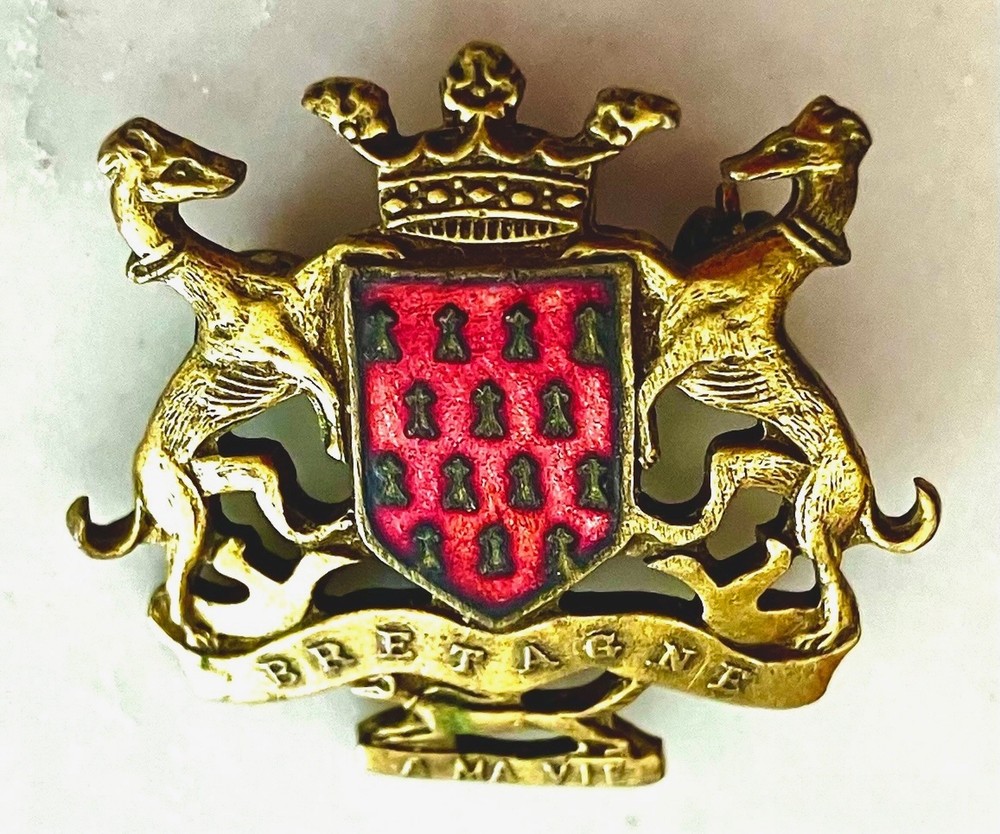antique.BRETAGNE French COAT of ARMS brass & enamel PIN. ERMINE. A Ma Vie motto