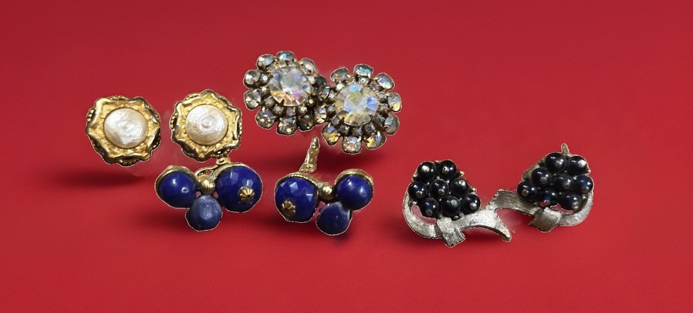 Vintage Estate Jewelry Lot 4 Pairs Clip On Earrings Rhinestone Pearl Blue Retro