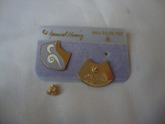 VINTAGE SAMUEL HUANG DESIGNER CLOISONNE RETRO ABSTRACT FAN WHITE & GRAY EARRINGS