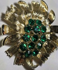 Vintage Gold Tone Flower Brooch Pin Green Round Rhinestones Flowers & Plants