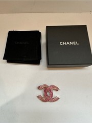 CHANEL Pink Ombre Crystal CC Brooch Gold Tone Made in Italy