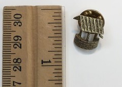 Vintage Wishing Well Gold Tone Textured Lapel Pin