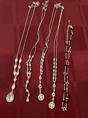 ❤️VTG LOT OF 5 NECKLACES. 2 ARE AVON & OTHERS UNBRANDED. VERY NICE❤️
