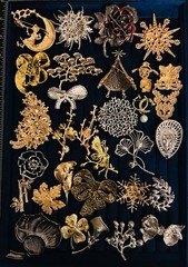 Lot of 30 Assorted Statement Brooches Floral Rhinestone Crystal Multi-Shape