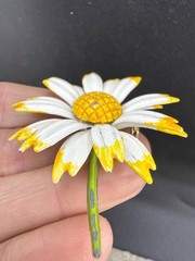 Vintage Enamel Flower Brooch Daisy