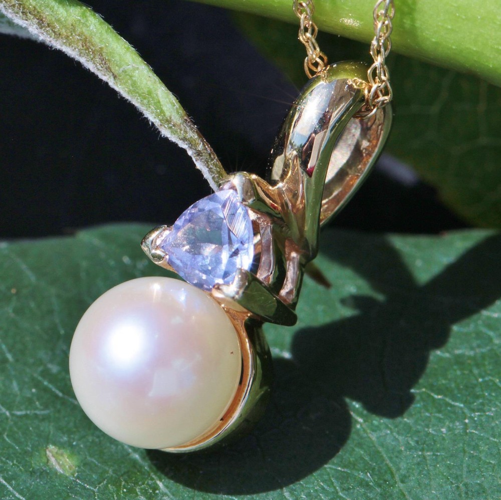 14k yellow gold pendant 6.7mm Akoya cultured pearl 0.24ct tanzanite 1.75g