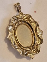 Vintage Retro Ornate CAMEO PENDANT Carved Lady Acrylic/Resin Gold Tone ESTATE