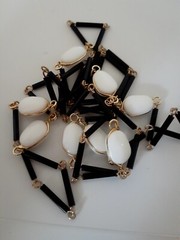 Vintage Black, gold & White lucite/glass Bead Single strand Station necklace 40″