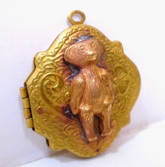 RARE EDWARDIAN GOLD FILLED LOCKET with TEDDY BEAR CAMEO ONE OF A KIND