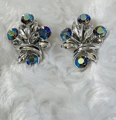 VTG AURORA BOREALIS EARRINGS FLORAL TWIST CLIP-ON SILVER TONE PRISTINE ESTATE