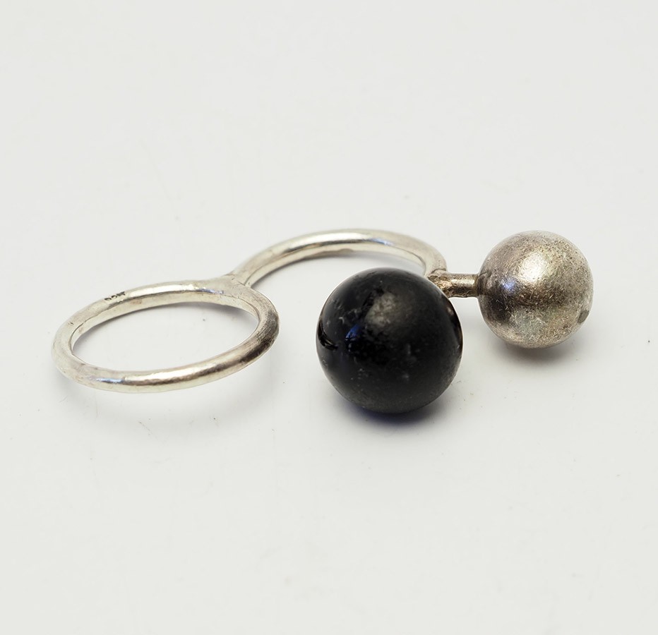 Unusual double two finger sterling silver and black glass globe ring sz 8.5