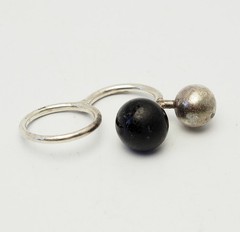 Unusual double two finger sterling silver and black glass globe ring sz 8.5