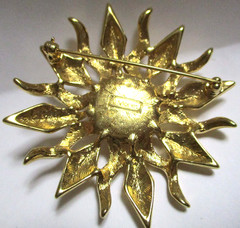 VINTAGE SIGNED MONEY SUN FLOWER BROOCH PIN GOLDTONE 2″