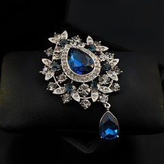 Vintage Teardrop Crystal Brooch Pin with Teardrop Pendant Elegant Rhinestone Des