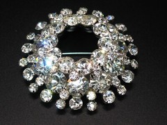 VINTAGE LARGE DOMED ROUND RHINESTONE SUNBURST BROOCH PRONG SET CLEAR CRYSTAL