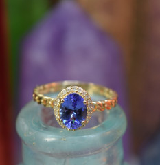 Vintage 14K Gold Tanzanite Diamond Halo Ladies Ring sz 7.25