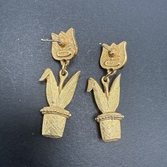 Avon Signed Pierced Earrings Flowers Tulips Gold Tone C41