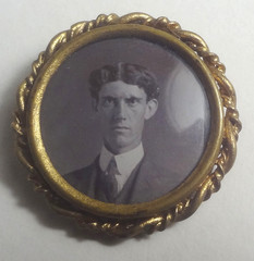 c189O ANTIQUE MOURNING 1 1/4″ PIN with GREAT PHOTO in ORNATE BRASS FRAME