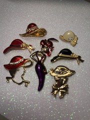 Vintage Red Hat – 7 Brooches And 2 Pairs Of Earrings