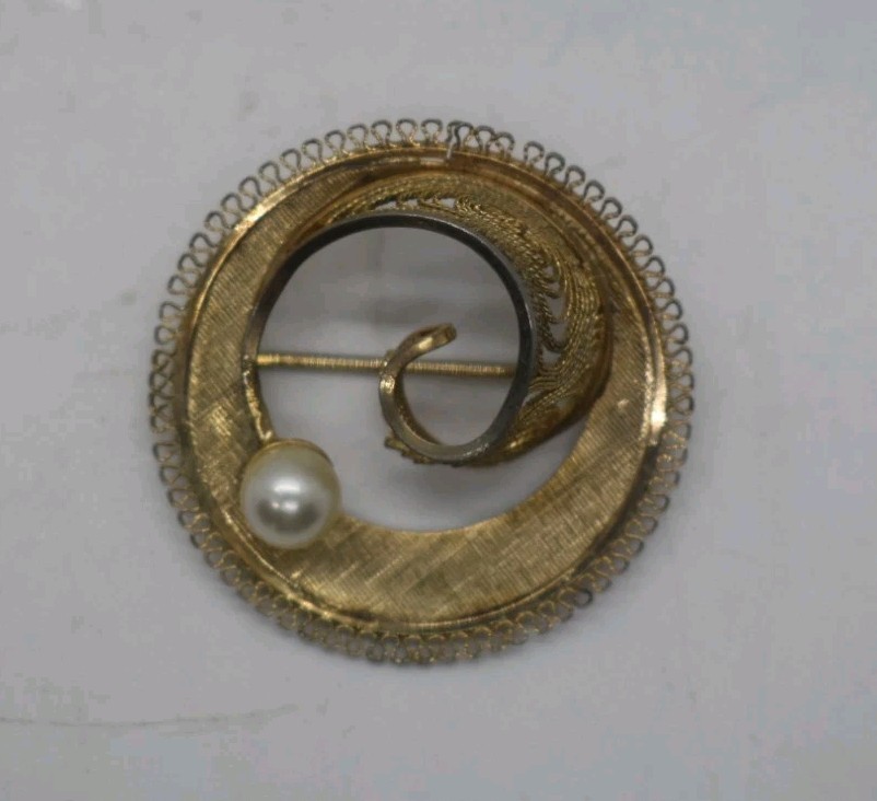 Vintage A.N.K. 12/20 GF Brooch Pin Signed Gold Tone Classy wreath with pearl