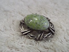 Silvertone Green Speckled Glass Stone Pin (A26)