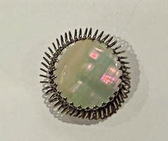 MOTHER OF PEARL SHELL SILVER ART DECO VINTAGE 1.25″ ROUND BROOCH PIN “C” CLASP