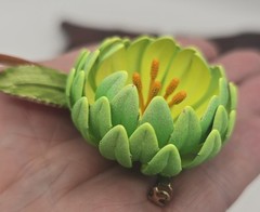 Vintage Retro Mod 60s Lime Green Enamel Metal Flower Pin Brooch