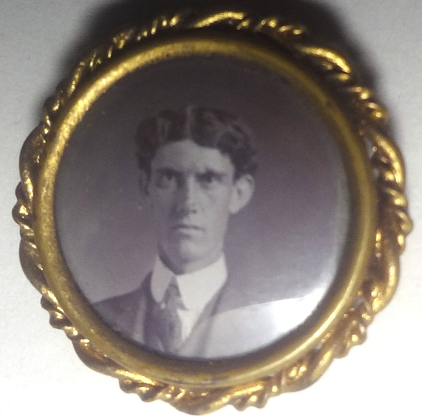 c189O ANTIQUE MOURNING 1 1/4″ PIN with GREAT PHOTO in ORNATE BRASS FRAME