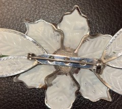 VINTAGE RESIN POINSETTIA LIGHTWEIGHT BROOCH Clothing Accessory Pin