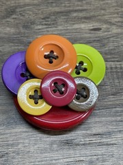 Vintage 1980’s 1990’s Plastic Button Cluster Brooch Pin Fashion Jewelry KG JD