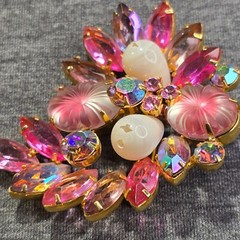 VTG Pink Molded Glass Pillow Rhinestone Brooch & Clip-On Earrings Set Juliana?