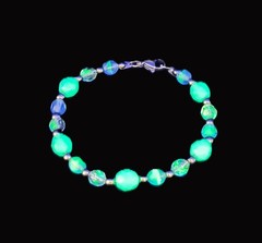 Uranium tri-color blue glass bead 7″ bracelet on a silver tone snake chain 7″