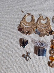 Vintage Jewelry Unbranded Earrings, Broches Gold Tone And Silver Tone 19 Pieces