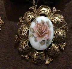 Vintage Style Costume Jewelry Lot – Necklaces, Bracelet, Brooches, earing– Mixed