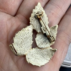VINTAGE BRUSHED GOLD TONE LEAF LEAVES BROOCH PIN 1 3/4″ NICE